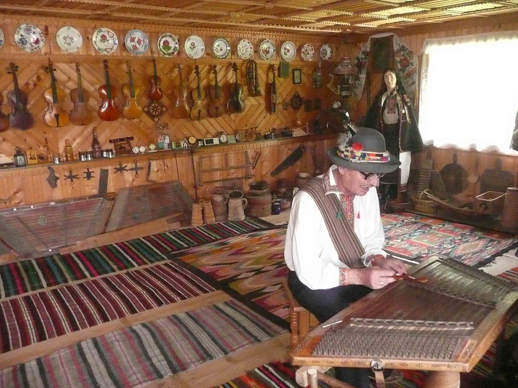 Technicien réglant une guitare électrique sur un établi d'entretien d'instruments